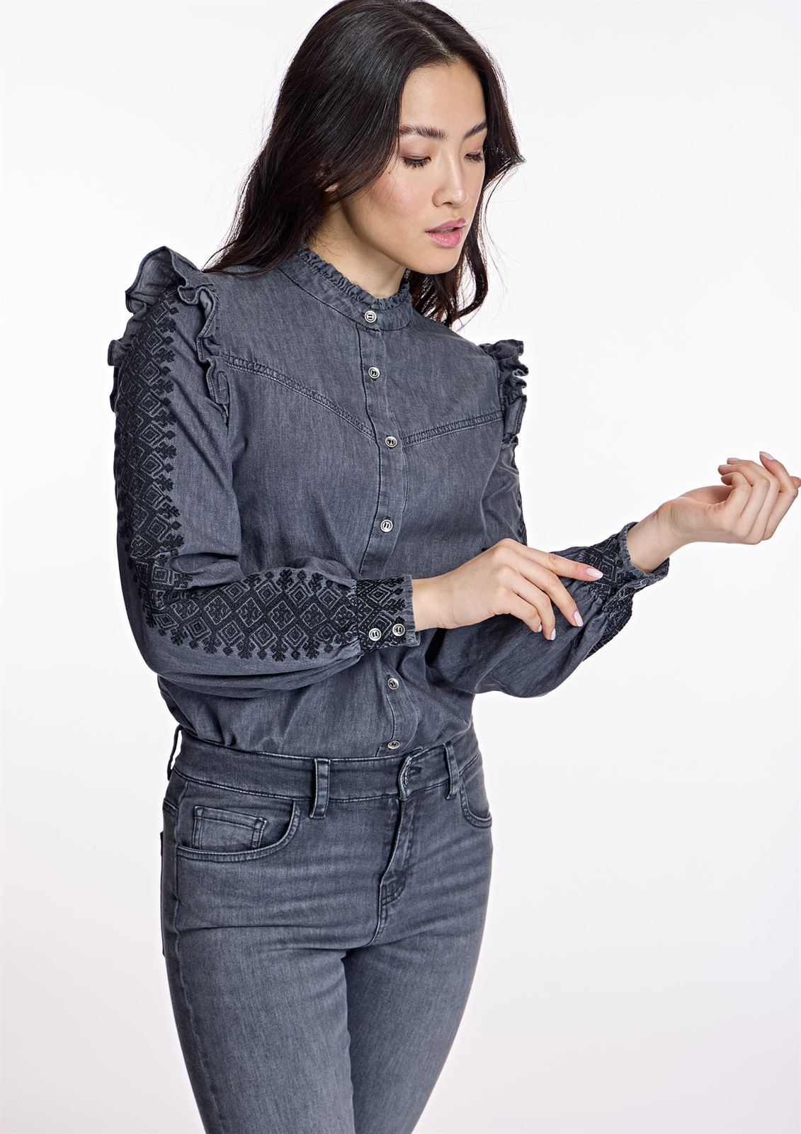 ALBA CONDE Blusa Denim Manga Bordada - Imagen 1