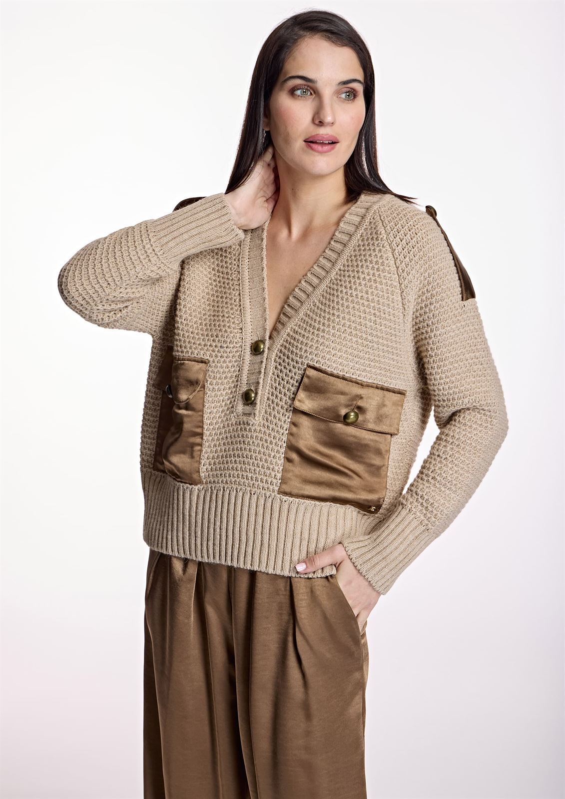 ALBA CONDE Jersey Beige con Bolsillos Satinados - Imagen 4