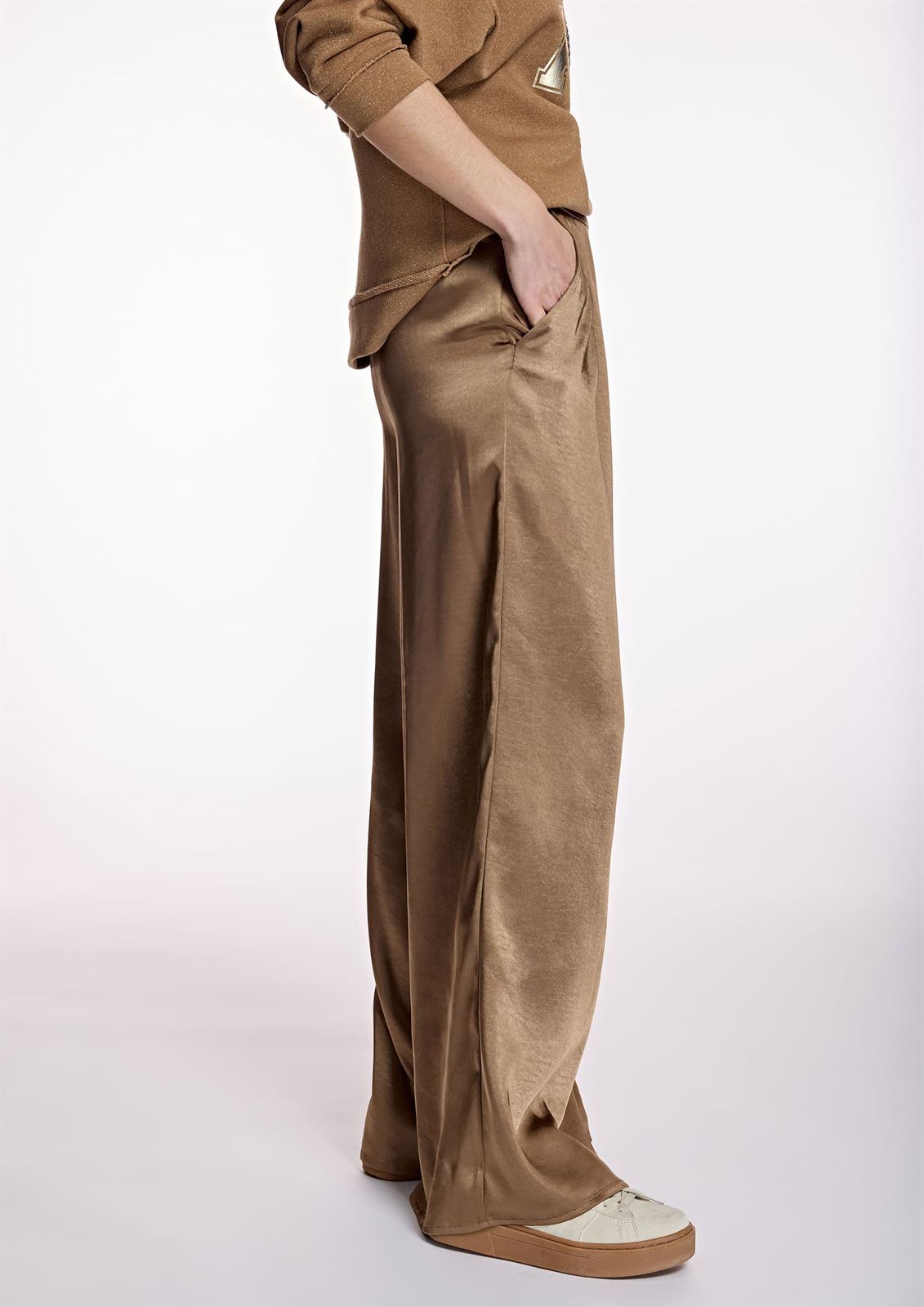 ALBA CONDE Pantalón Camel Satinado - Imagen 2