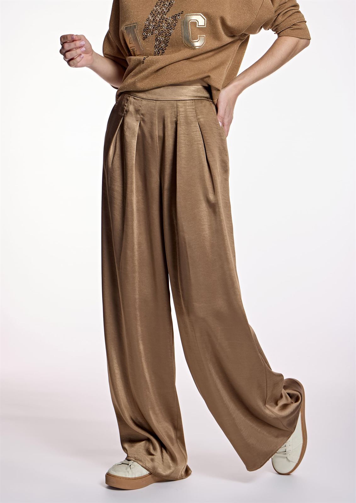 ALBA CONDE Pantalón Camel Satinado - Imagen 3