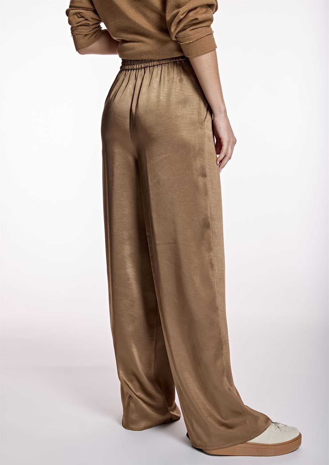 ALBA CONDE Pantalón Camel Satinado - Imagen 6